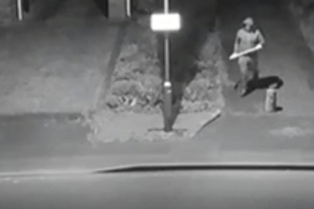 ISTRČAO IZ MRAČNE ULICE I KRENUO PREMA AUTU: Ono što je usledilo će vas PRESTRAVITI! (VIDEO)