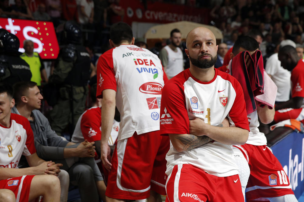 BEZOBRAZLUK NORISA KOLA: Amerikanac udario u lice Čovića!