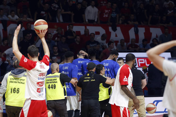 PLJUVALI SU ME U LICE, GAĐALI STOLICAMA I PONIŽAVALI: Košarkaš Budućnosti samo što nije zaplakao posle poraza!