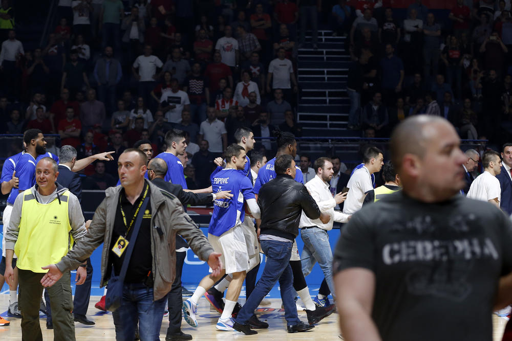 Neredi pre početka pete utakmice  