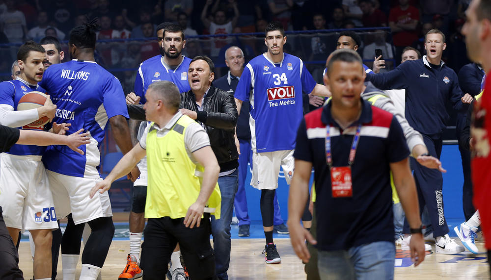 Napad navijača na igrače Budućnosti