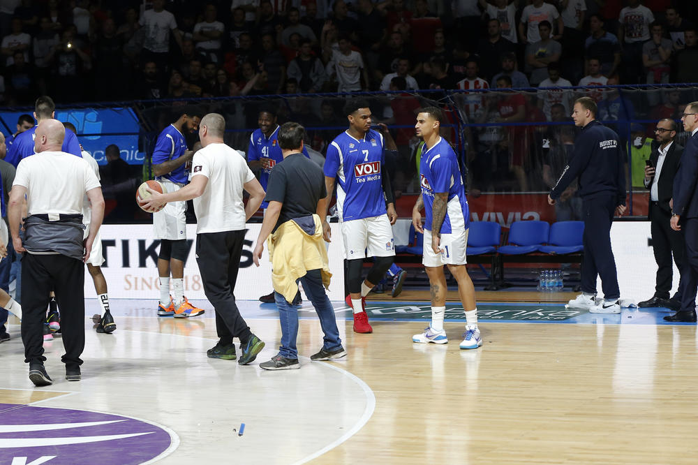 LEPE SCENE POSLE POBEDE: Gordić i ostali košarkaši Budućnosti koji nisu pobegli čestitali titulu igračima Zvezde!
