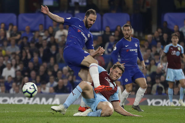 ČELSI SE OBRUKAO: Barnli odigrao za Mančester junajted i Arsenal!