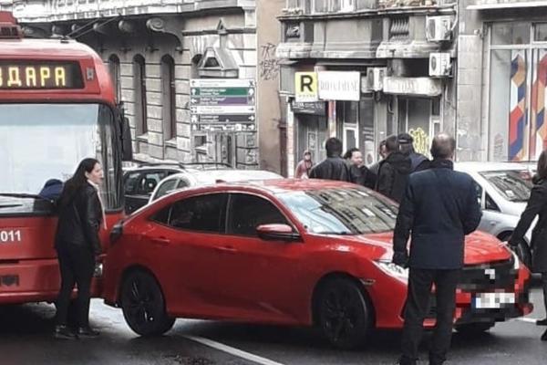 UDES U SVETOGORSKOJ: Trola se zakucala u auto! OVU TRASU ZAOBIĐITE! (FOTO)