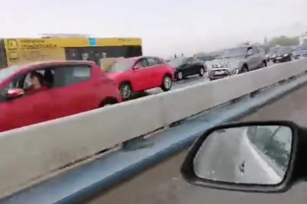 AKO STE MISLILI DA VIŠE NEMA GUŽVE U SAOBRAĆAJU, PREVARILI STE SE: Ceo Beograd je paralisan I DALJE! (VIDEO)