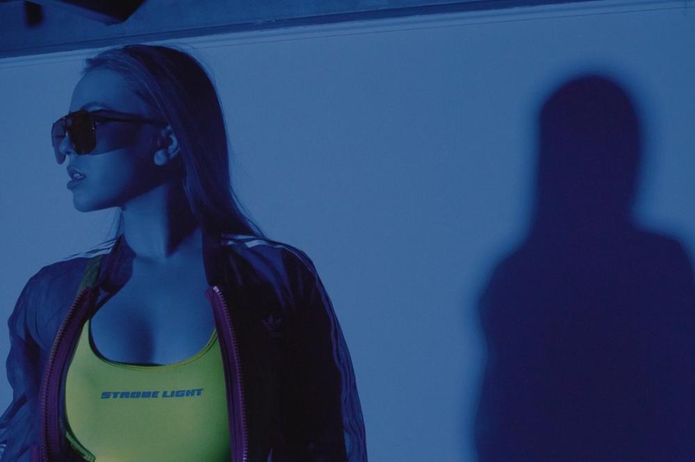 ZGADILI ČITAVU NACIJU: Pevačica izvršila nuždu po TESTU koji je on STAVIO U USTA (FOTO)