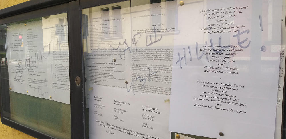 Grafiti na oglasnoj tabli Ambasade Mađarske u Beogradu  