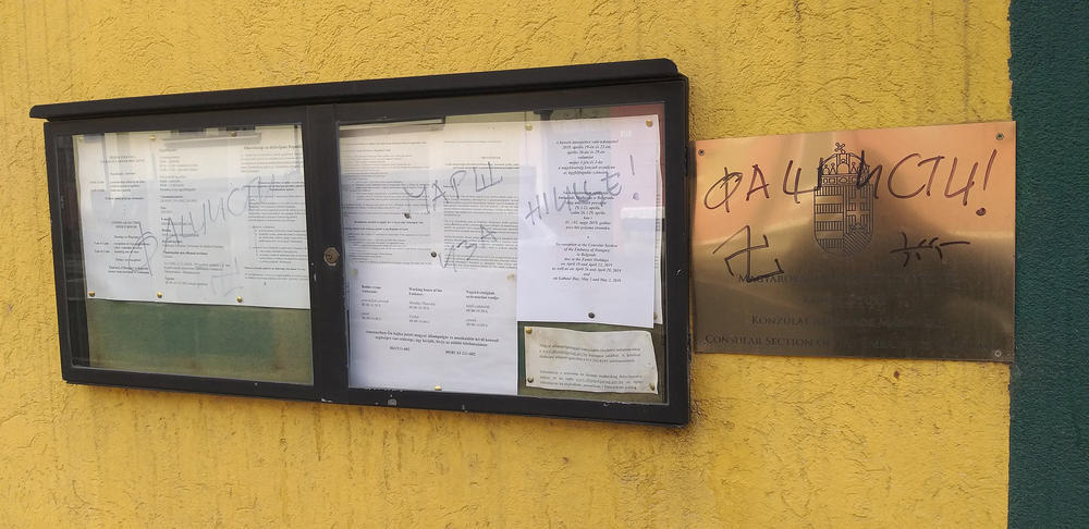 Grafiti na oglasnoj tabli Ambasade Mađarske u Beogradu  