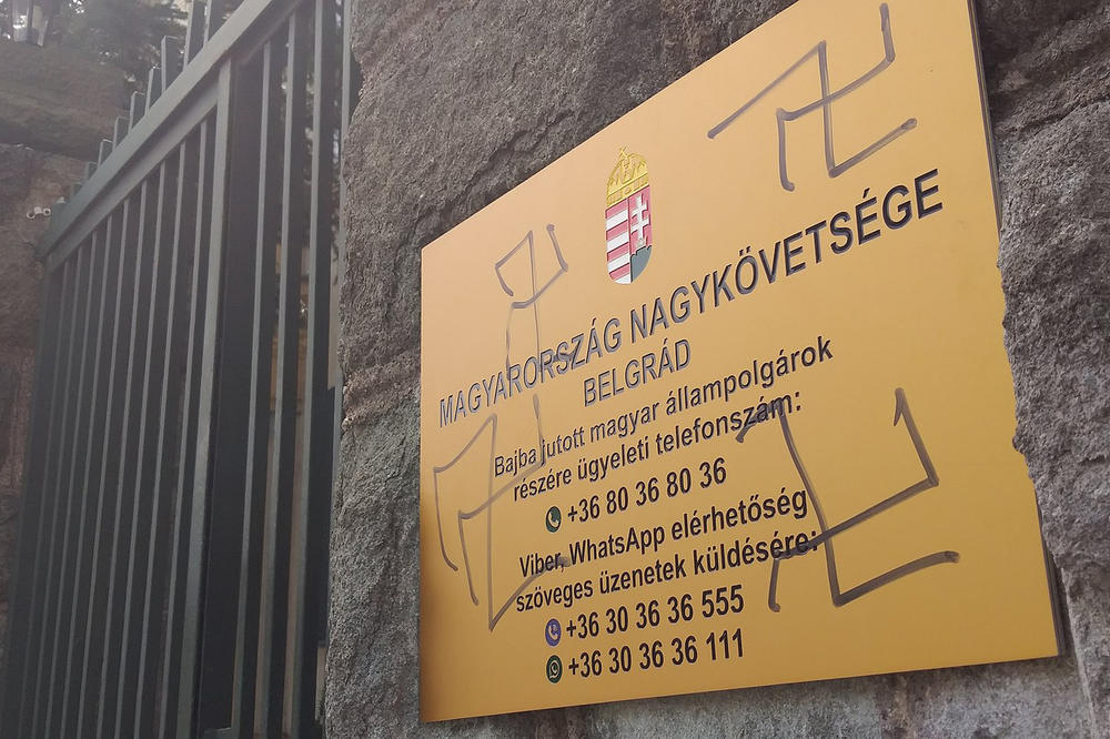 FAŠISTI, MARŠ IZ MOJE ULICE: Oskrnavljena zgrada Ambasade Mađarske u Beogradu, nacrtali i KUKASTI KRST (FOTO)