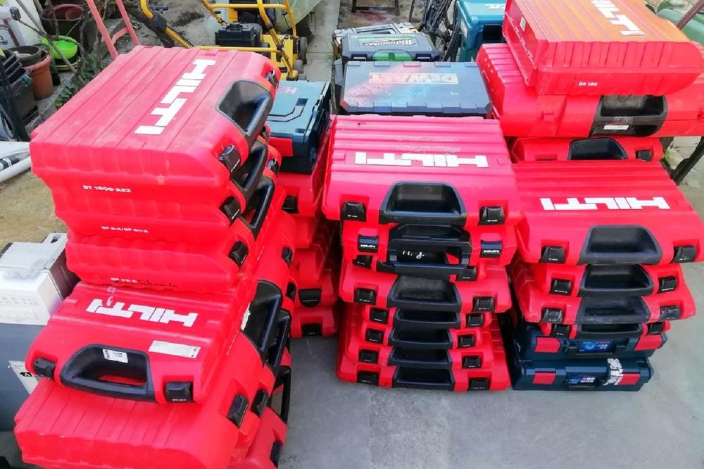 ČUDNI KOFERI ZAPALI SU ZA OKO SRPSKIM CARINICIMA: Onda su ih otvorili... (FOTO)