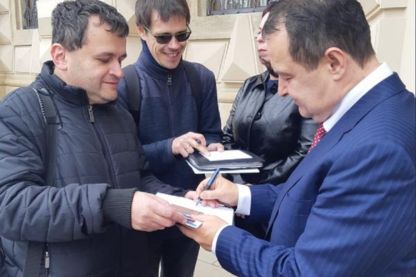 ČESI JURILI DAČIĆA PO GRADU ZA AUTOGRAM! Šef srpske diplomatije u poseti ČEŠKOJ (FOTO)