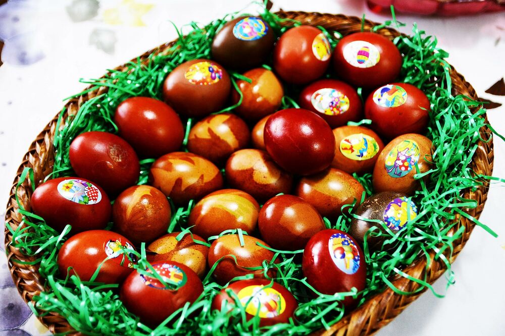 SVI ĆE IM SE DIVITI: Trik za najlepša šarena jaja za Vaskrs (VIDEO)
