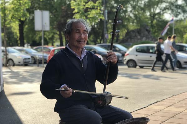 SVI SU GLEDALI U ČOVEKA U CENTRU BG SA MAGIČNIM INSTRUMENTOM! Sve vezano za njega je POTPUNA MISTERIJA! (VIDEO)