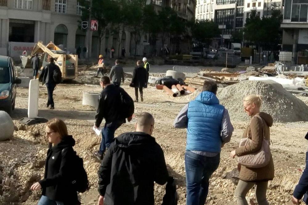 INCIDENT NA TRGU REPUBLIKE! Đilasovci ponovo ZAUSTAVILI MAŠINE, građani im viču KAKO VAS NIJE SRAMOTA!