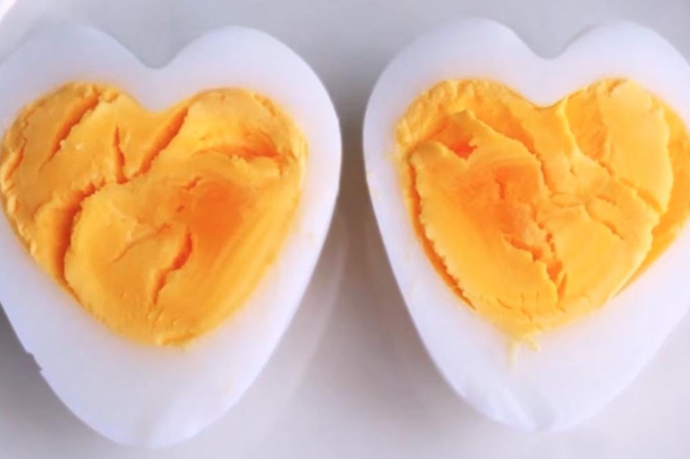 NAPRAVITE KUVANO JAJE U OBLIKU SRCA! Postoji jedan DOBAR RAZLOG! (VIDEO)