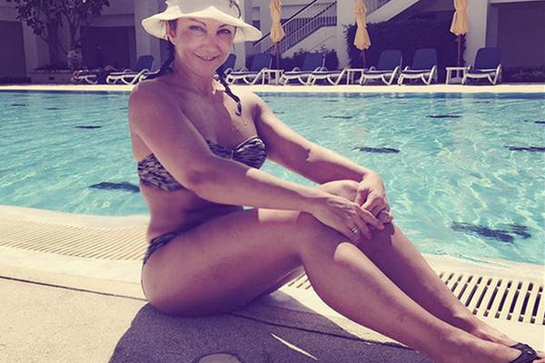 MISLILA SAM DA JE PRAVI, A ONDA SAM MU SPUSTILA RUKU NA GAĆE! Onda sam osetila nešto na PUPKU i to je bio KRAJ!