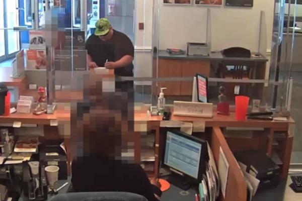 POTPUNO NENAORUŽAN JE OPLJAČKAO BANKU! Samo je prišao šalteruši i predao joj OVO (VIDEO)