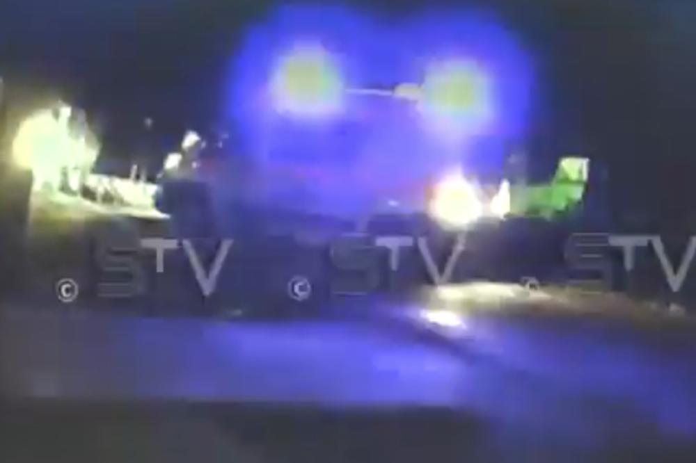 STRAVIČAN SNIMAK NESREĆE KOD RUME: Direktan udarac u banderu, u 30 sekundi poginuli otac i dva sina! (VIDEO)