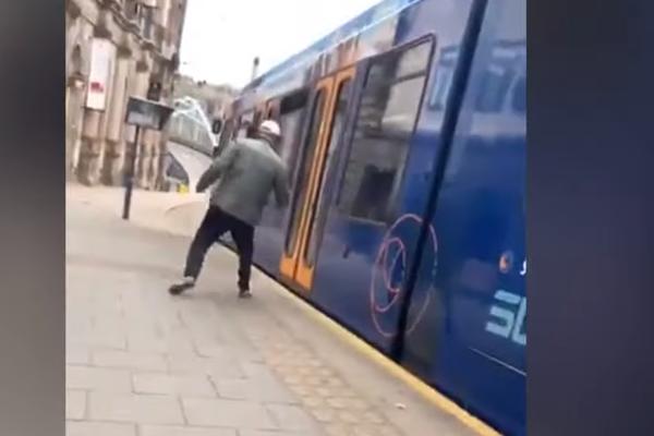 PIJAN POKUŠAO DA UĐE U TRAMVAJ: Ostao je ZAGLAVLJEN, a onda je zamalo poginuo! (VIDEO)