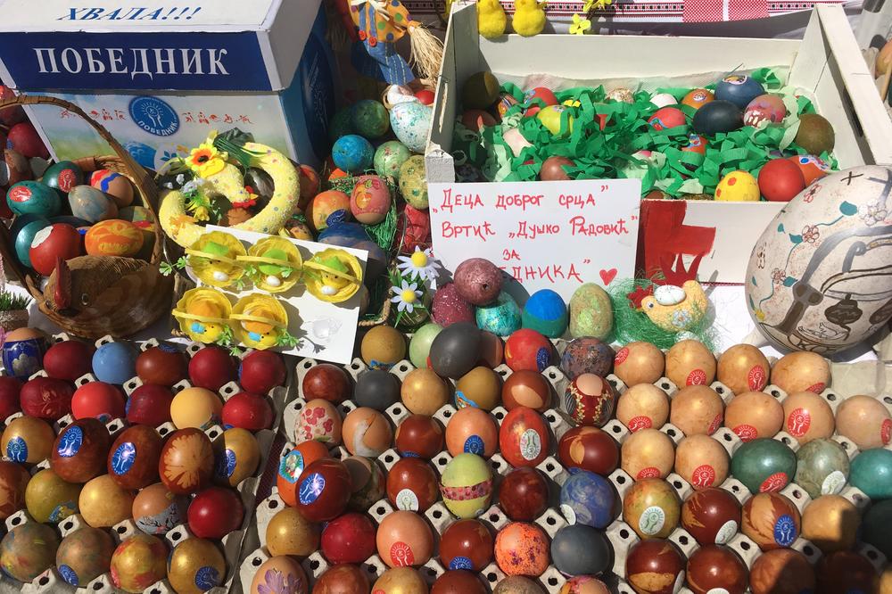 PODELA OFARBANIH JAJA NA BEOGRADSKIM PIJACAMA! Osnovni cilj je očuvanje tradicije i kulture među građanima!