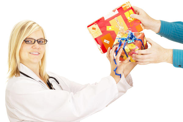 DEVOJKA VOLI POKLONE, DA LI JE ONDA SPONZORUŠA? Evo kako da budete sigurni da vas partner ZAISTA VOLI!