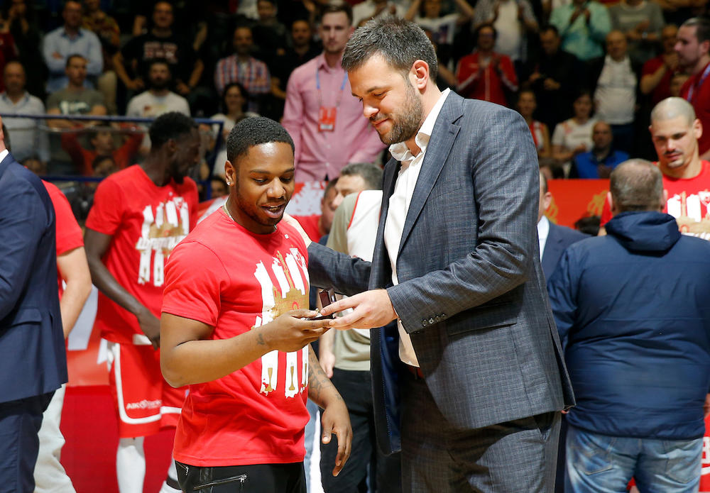 Džo Regland prima nagradu za prvo mesto u ABA ligi  