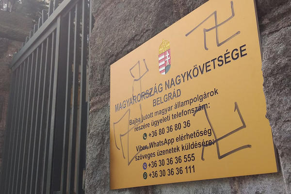 CRTALA KUKASTE KRSTOVE NA ZGRADI AMBASADE MAĐARSKE: Uhapšena 54-godišnja žena zbog uvredljivih grafita