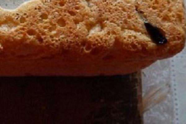 KUPIO JE HLEB U PEKARI, A ONDA MU SE ZGADIO ŽIVOT: Ono što je pronašao u njemu ga je ZAPREPASTILO! (FOTO)