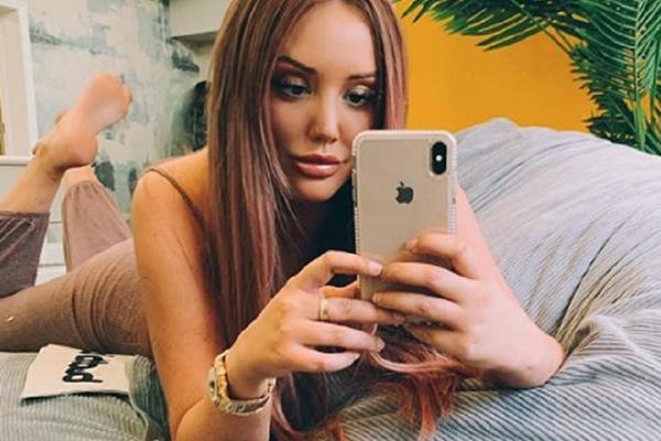 Snimljena je na aerodromu s dečkom, a svi su joj ZAPANJENO GLEDALI LICE: Ovo pre letovanja ni slučajno NE RADITE