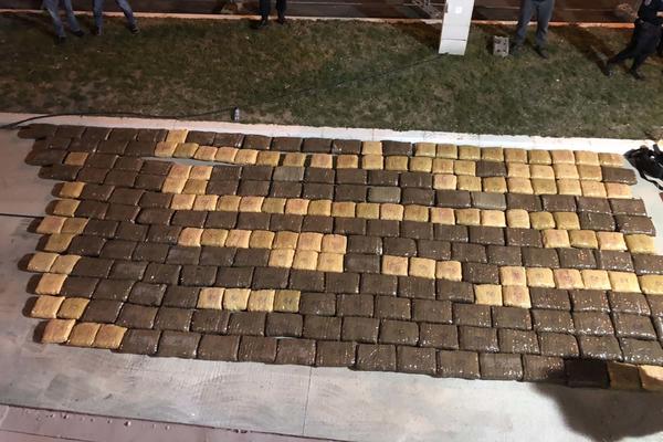 CARINICI ZAPLENILI 340 KILOGRAMA MARIHUANE: Nikad ne biste pogodili gde je držao DROGU!