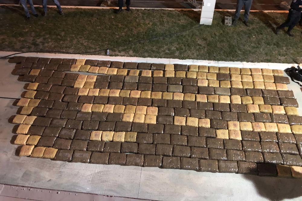 CARINICI ZAPLENILI 340 KILOGRAMA MARIHUANE: Nikad ne biste pogodili gde je držao DROGU!