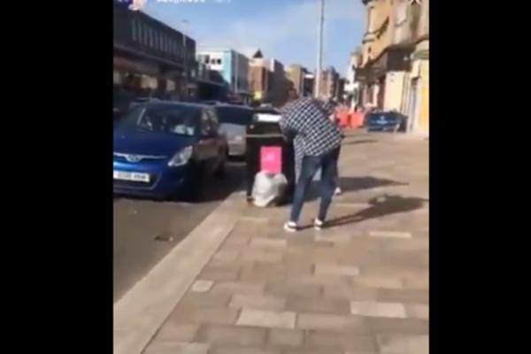 NA ULICI UGLEDAO NEVEROVATAN PRIZOR: Nećete verovati u čemu se čovek zaglavio (VIDEO)