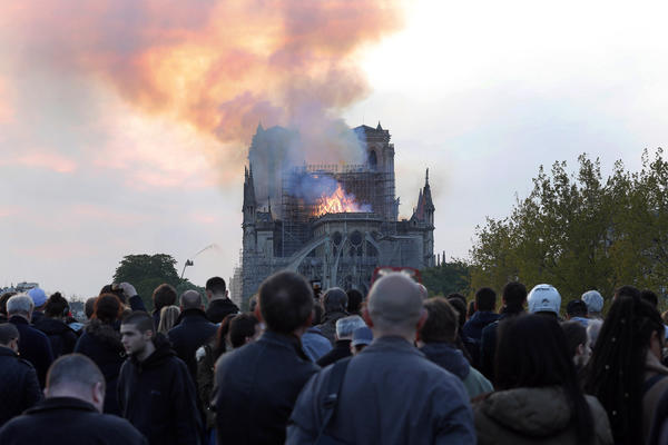 NOTR DAM ZAPALIO BAČENI OPUŠAK CIGARETE? Policija započela istragu o razornom požaru!