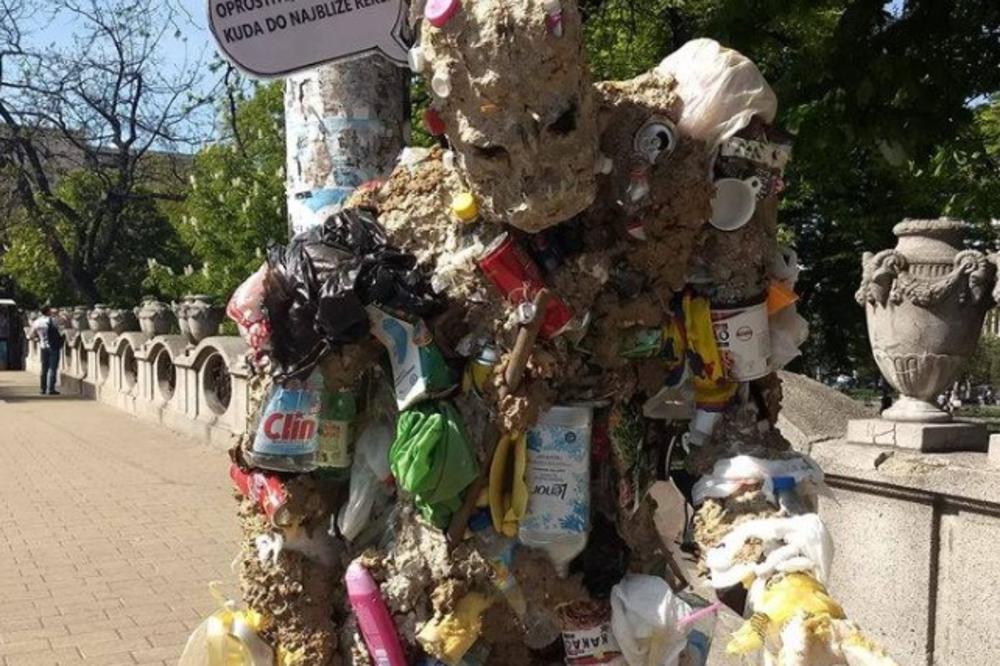 OPROSTITE, KUDA DO NAJBLIŽE REKE? Skulptura od ĐUBRETA iznenadila Beograđane (FOTO)