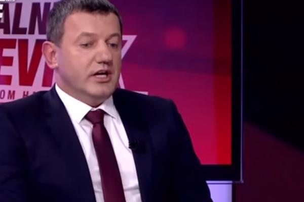 KOVČEG SA KRUNIĆEVIM TELOM VUKLA 2 CRNA KONJA: Sahranjen biznismen, opelo držalo 8 sveštenika