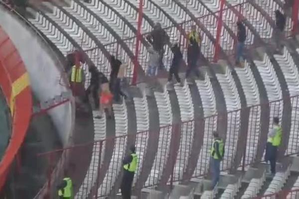 PRVI INCIDENTI NA DERBIJU: Partizanovci se zaleteli na Južnu tribinu!