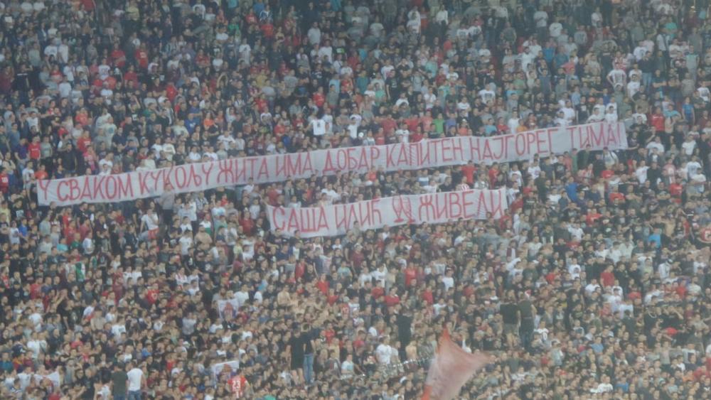 Delije sa transparentom posvećenom Saši Iliću