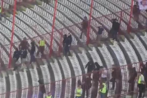 KIMIJEVI GROBARI NAPRAVILI HAOS: Lomili stolice i rušili ogradu da bi se dočepali Delija na zapadnoj tribini!