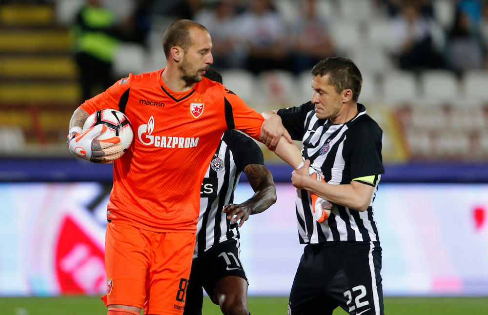 Milan Borjan u klinču sa Ilićem