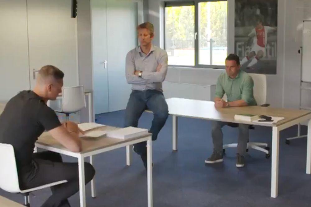 OVAKO SE POSTAJE PRIVRŽEN KLUBU: Legende Ajaksa terale mladog fudbalera na "Bart Simpson" terapiju!