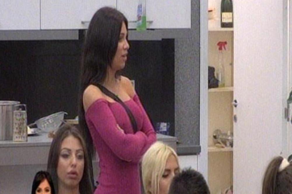 ZGROZILA GLEDAOCE! Ovako Stanija miriše svoje međunožje! (VIDEO)