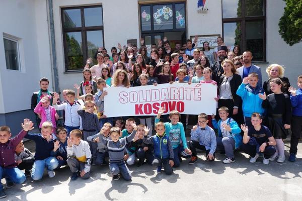 GUJON OPET ODUŠEVIO SRBE NA KiM Pred Uskrs otvorio 3 OSNOVNE ŠKOLE, u nekima nije bilo vode! Sad mališani imaju sve