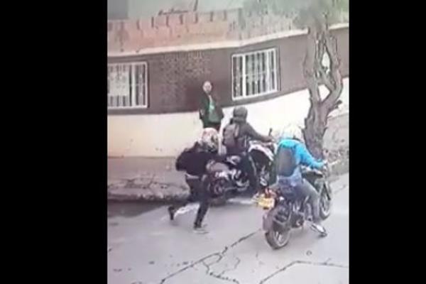 RAZBOJNICI SU HTELI DA OPLJAČKAJU ČOVEKA NA ULICI: Uplašili su se kad su videli ŠTA JE IZVUKAO IZ JAKNE! (VIDEO)