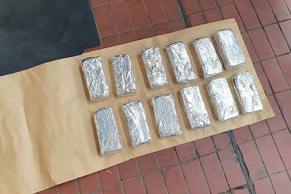 SRPSKA POLICIJA JE ZAPLENILA ČAK 77 KILOGRAMA ČISTOG HEROINA! Uhapšena 3 muškarca,  vrednost droge je MILIONSKA