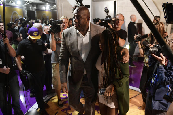 GEJ SIN LEGENDARNOG MEDŽIKA DŽONSONA ŠOKIRA SVE: Oblači se kao žena, a ovako je na to reagovao slavni košarkaš!