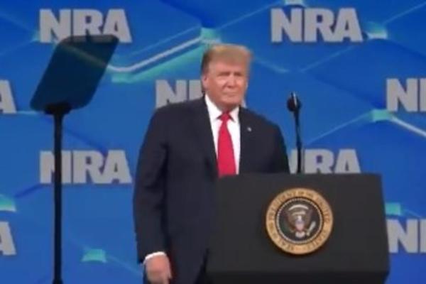 TRAMPA GAĐALI IZ PUBLIKE: Popeo se na binu, a onda je prema njemu poletelo OVO! (VIDEO)