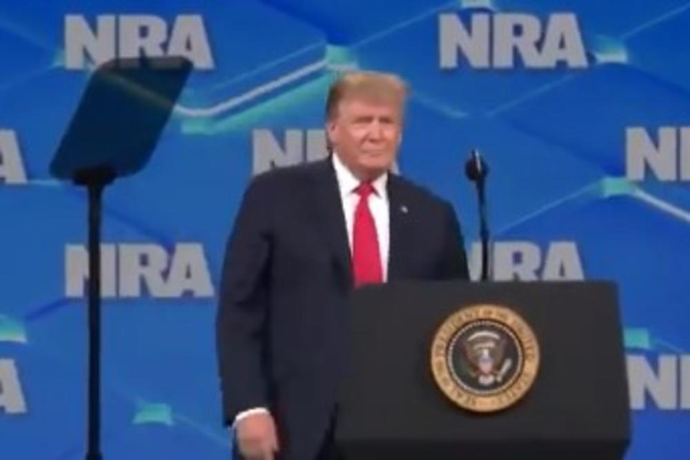 TRAMPA GAĐALI IZ PUBLIKE: Popeo se na binu, a onda je prema njemu poletelo OVO! (VIDEO)