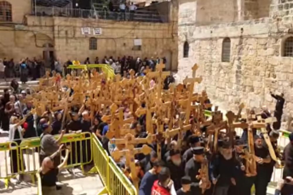 DA SE NAJEŽIŠ! OVAKO SU SRBI OBELEŽILI VELIKI PETAK U JERUSALIMU: Nose KRST i svi pevaju OJ KOSOVO KOSOVO! (VIDEO)