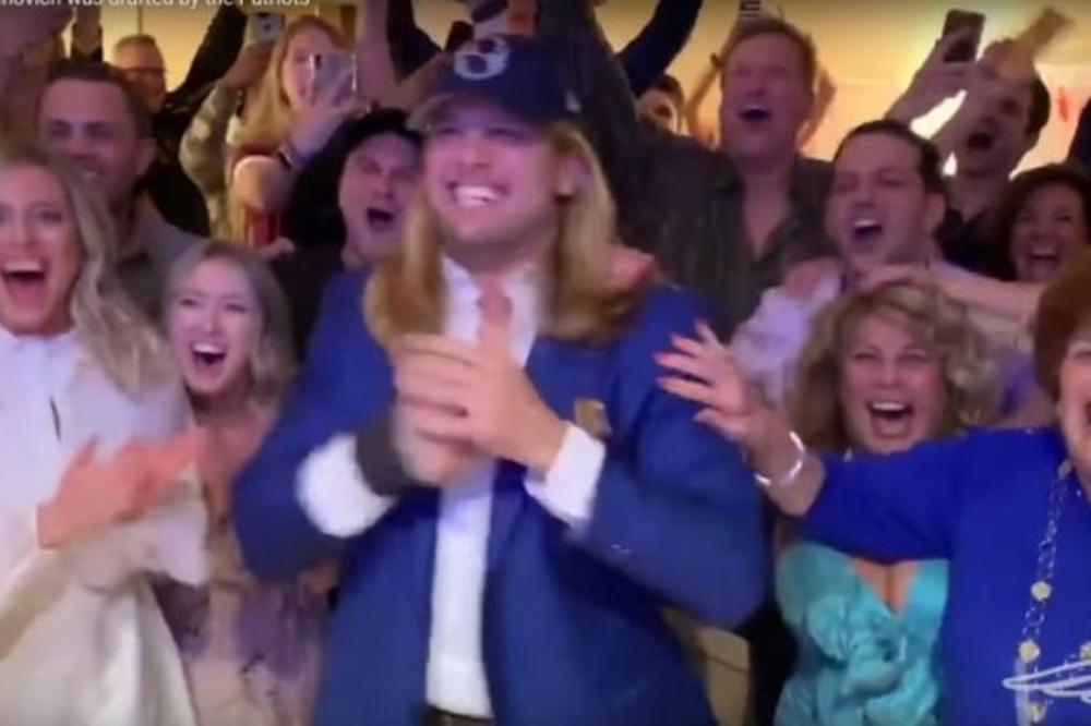 LUDILO U KUĆI: Srbin uz porodicu proslavio izbor na NFL draftu - igraće sa čuvenim  Tomom Brejdijem!