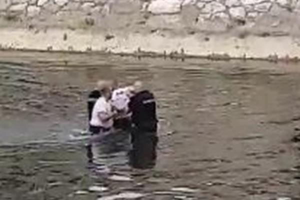 POLICAJCI NASILNIKA HAPSILI U NIŠAVI! Drama je počela kad su hteli da mu stave lisice na ruke (FOTO)